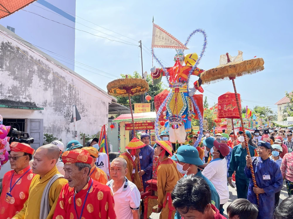 Phần quan trọng nhất của lễ hội là nghi thức thỉnh Ông Tiêu (Tiêu diện Đại sĩ), vị bồ tát chuyên hàng yêu phục quỷ, cứu độ chúng sinh từ chùa vào sân Đình Tân Xuân.