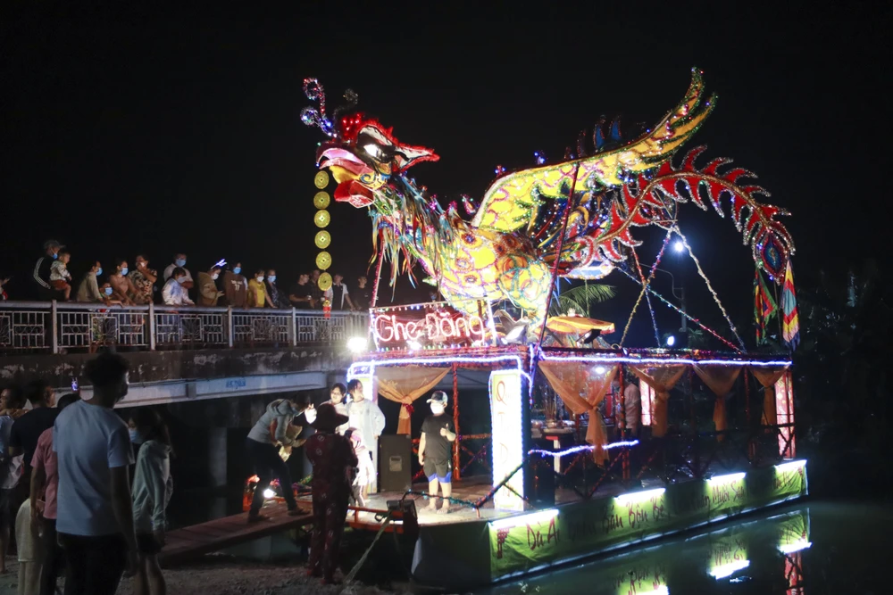 Nghi thức Ghe đăng phóng đăng, hướng tới sự giác ngộ, giải thoát chúng sinh. Ghe đăng được trang trí hình chim phượng rất công phu, phía trước có "Kim Đồng", "Ngọc Nữ" sẽ chạy một đoạn ngắn trên sông, sau đó thả hoa đăng.