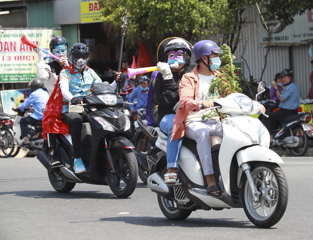 Các bạn trẻ hóa trang, thổi kèn tham gia cùng đoàn Chiêu u