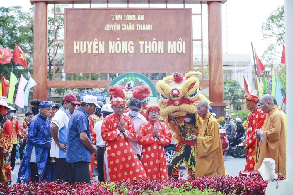 Đoàn Chiêu u đến cúng chiêu u tại vòng xoay trung tâm thị trấn Tầm Vu