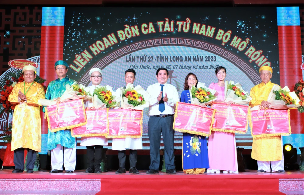 Ban tổ chức tặng hoa và cờ cho các ban đờn ca tài tử tham gia liên hoan. Ảnh: HUỲNH DU Ban tổ chức tặng hoa và cờ cho các ban đờn ca tài tử tham gia liên hoan. Ảnh: HUỲNH DU