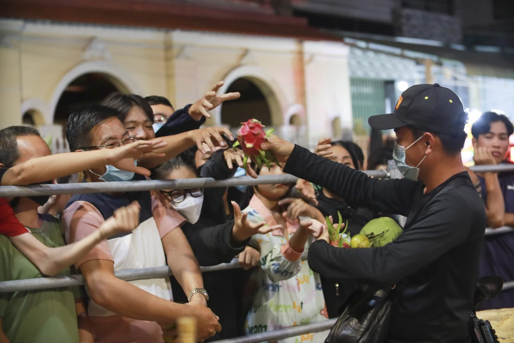 Phần phát lộc không thể thiếu trong Lễ hội Làm Chay, người dân tranh thủ nhận lộc hy vọng nhận được một vật hay món quà cho năm mới may mắn, thuận lợi, trước nghi thức đốt Ông Tiêu. Năm nay, khu vực sân lễ được rào chắn bằng khung sắt có cảnh sát bảo vệ nên không còn tái diễn cảnh phá rào tranh lộc như những năm trước.