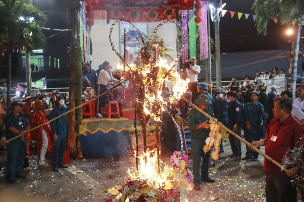 Nghi thức đốt Ông Tiêu được cử hành vào lúc 0h tối 6-2 (16 tháng Giêng) là chương trình quan trọng, mong những điều may mắn, thuận lợi trong năm mới và cũng là phần kết thúc Lễ hội Làm Chay 2023. Theo quan niệm của dân gian Lưỡi Ông Tiêu ai giật được sẽ may mắn, bình an cả năm.