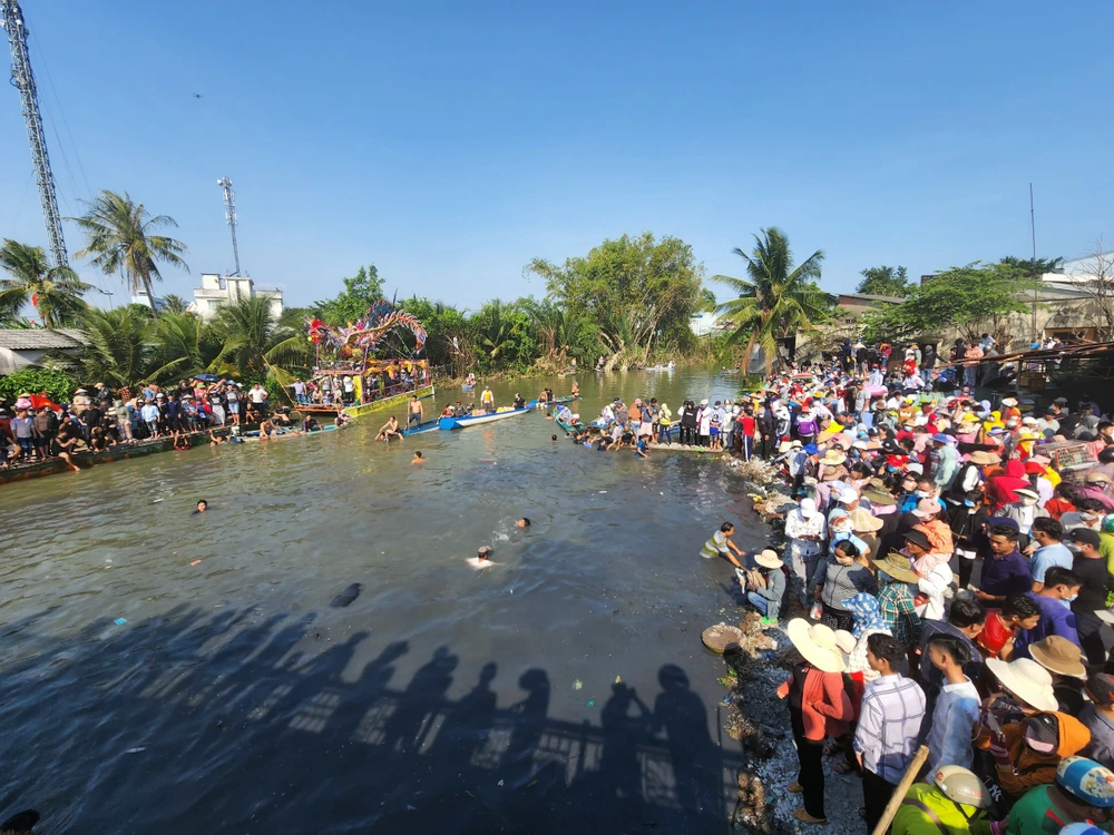 Phần hội sẽ có các trò chơi dân gian như kéo co, đập nồi, nhảy bao bố, bắt vịt. Hội thi bắt vịt là một trong những tiết mục thu hút đông đảo người xem với hàng trăm người tham gia.