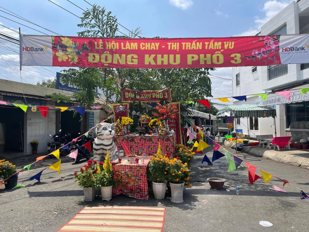 Vật phẩm cúng tại địa điểm Chiêu u và hoàn toàn do người dân đóng góp cúng tế