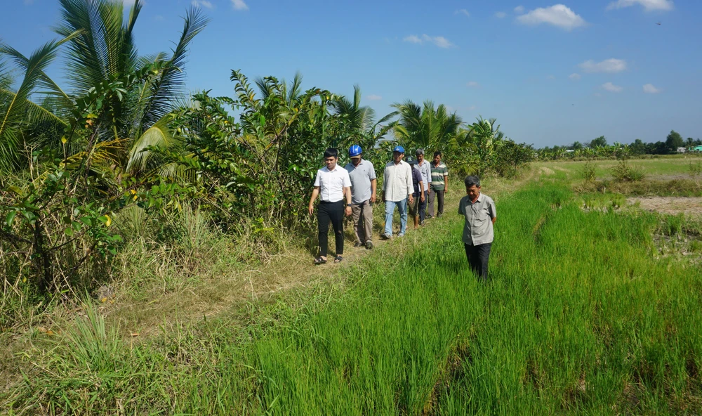 Người dân huyện Bến Lức đồng thuận với dự án Vành Đai 3 và kiến nghị đẩy nhanh tiến độ dự án. Ảnh: HUỲNH DU