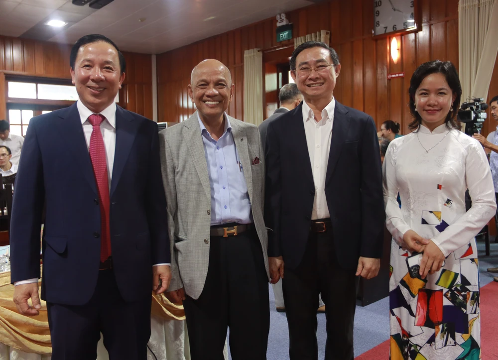 Chủ tịch UBND tỉnh Long An - Nguyễn Văn Út ( bìa trái) gặp gỡ các doanh nghiệp. Ảnh: HUỲNH DU