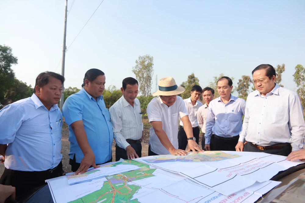 Bí thư Tỉnh ủy – Nguyễn Văn Được ( đội nón) và đoàn công tác đã đến khảo sát tuyến tránh thị xã Kiến Tường và kênh Cửa Đông. Ảnh: HUỲNH DU