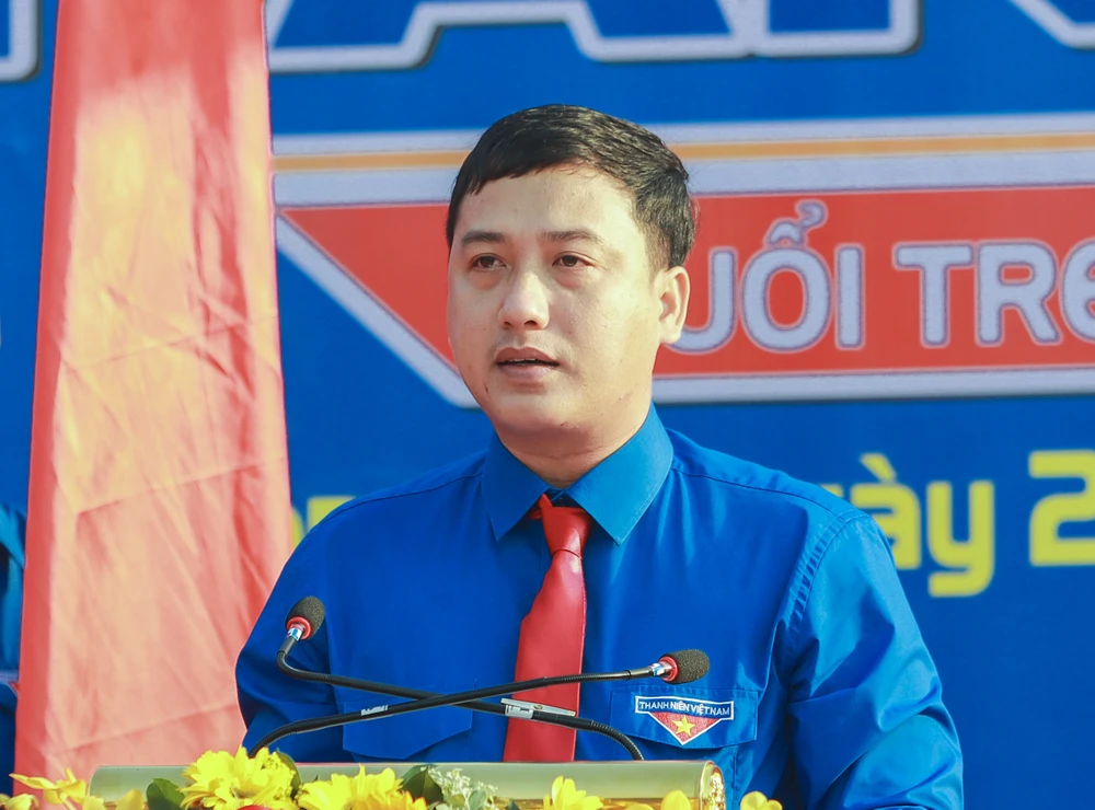 Bí thư tỉnh đoàn - Trần Hải Phú phát biểu tại lễ ra quân Tháng thanh niên. Ảnh: HUỲNH DU