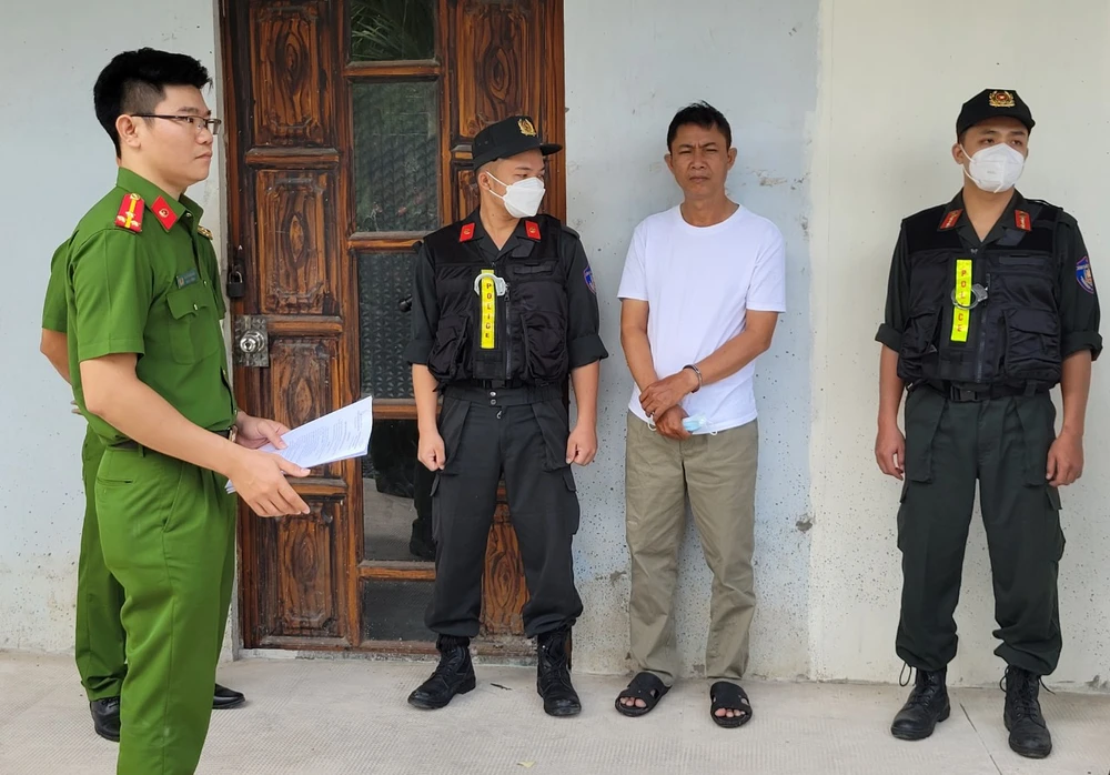 Đào Đức Hạnh (áo trắng) bị CSĐT Công an tỉnh Long An bắt tạm giam. Ảnh: CTV Đào Đức Hạnh (áo trắng) bị CSĐT Công an tỉnh Long An bắt tạm giam. Ảnh: CTV