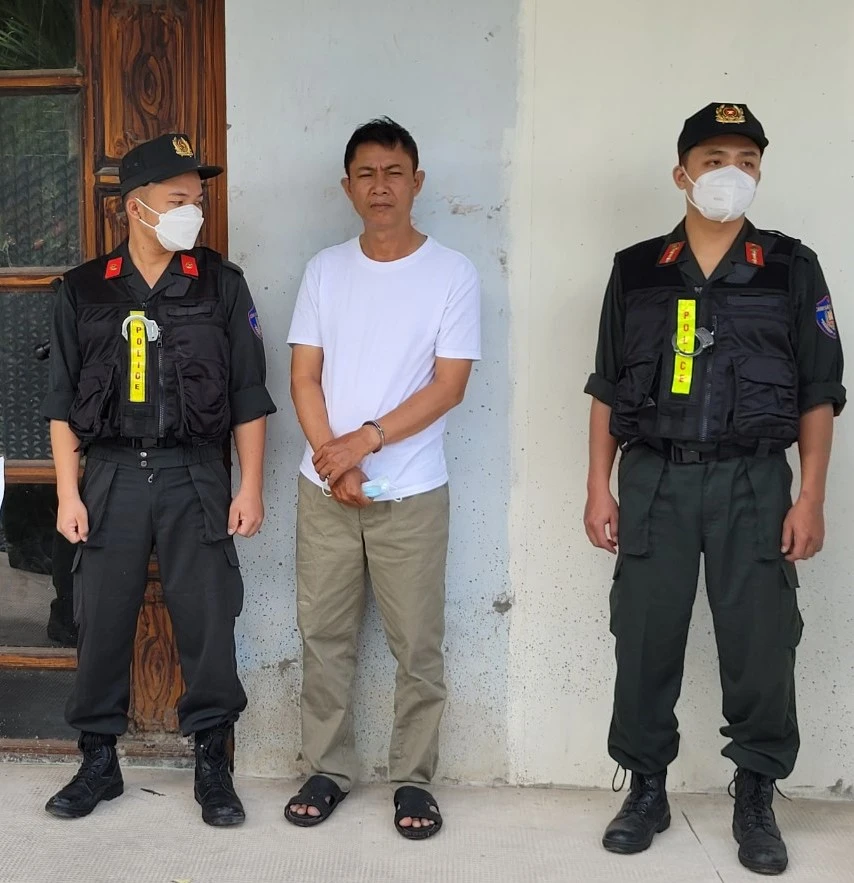 Đào Đức Hạnh (áo trắng) bị CSĐT Công an tỉnh Long An bắt tạm giam. Ảnh: CTV Đào Đức Hạnh (áo trắng) bị CSĐT Công an tỉnh Long An bắt tạm giam. Ảnh: CTV