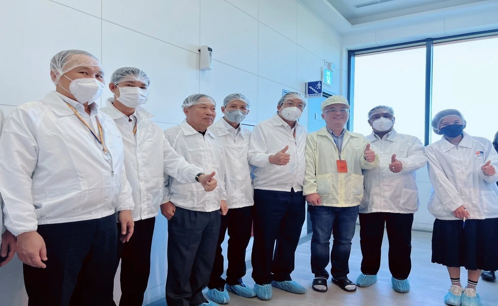 Đoàn công tác khảo sát nhà máy linh kiện điện tử của Tập đoàn AcBel Polytech Inc tại Thành phố Đạm Thủy. Ảnh: CTV