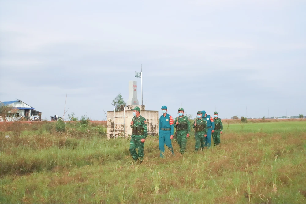 Bộ Đội Biên phòng Long An tăng cường tuần tra trên tuyến biên giới. Ảnh: HUỲNH DU