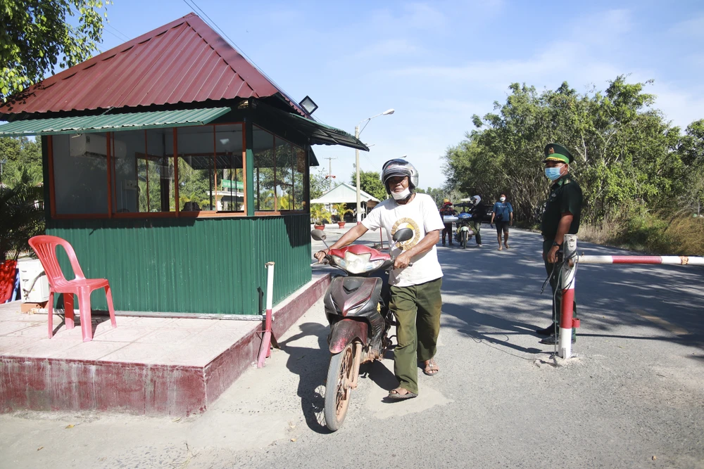 Người dân qua lại tại cửa khẩu Mỹ Quý Tây được kiểm soát chặt chẽ. Ảnh: HUỲNH DU