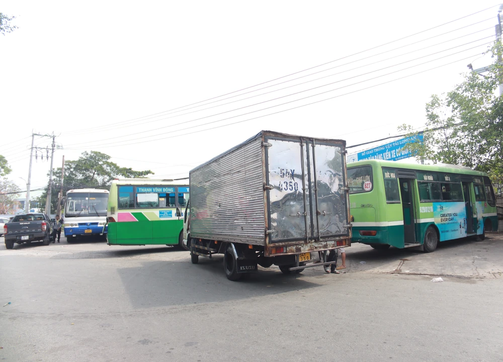 Số lượng xe nơi khác đến Long An kiểm định khá cao. Ảnh: HUỲNH DU