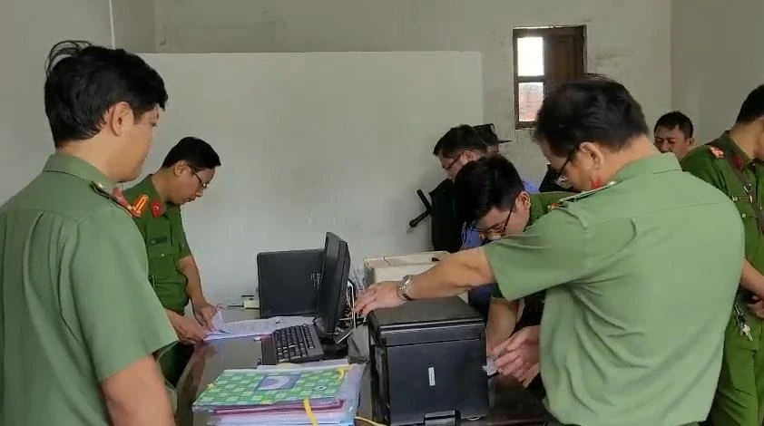Cơ quan CSĐT Công an Long An khám xét nơi làm việc của Hạnh. Ảnh : CTV Cơ quan CSĐT Công an Long An khám xét nơi làm việc của Hạnh. Ảnh : CTV