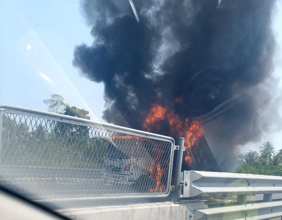 Chiếc xe tải chở hàng bị bốc cháy dữ dội. Ảnh: CTV