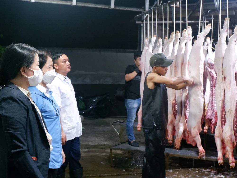 Lực lượng chức năng Long An kiểm tra cơ sở giết mổ tại huyện Đức Hòa. Ảnh: HD