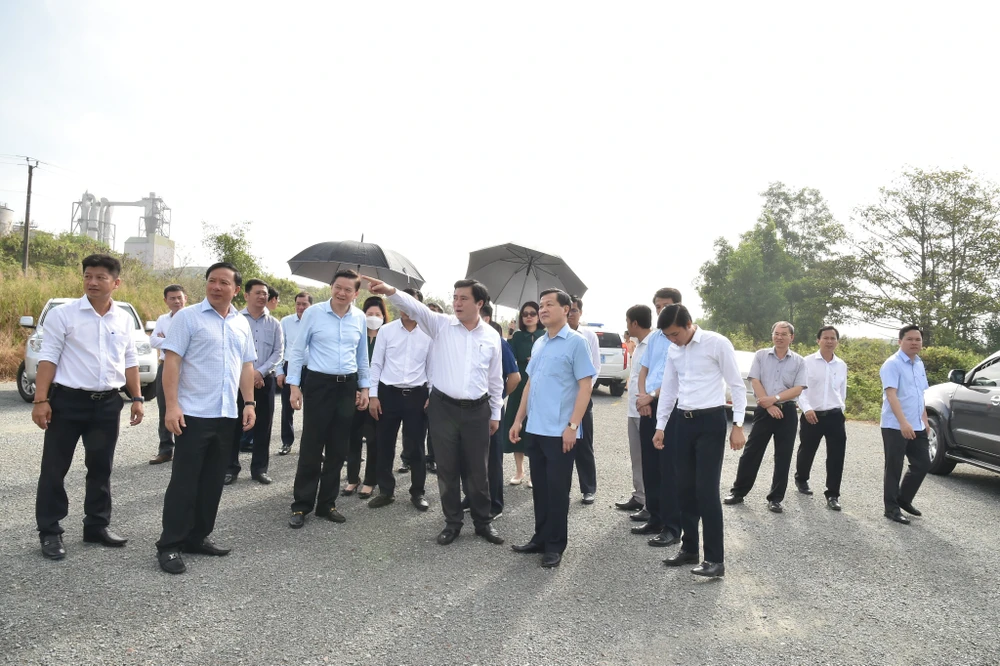 Phó Thủ tướng Lê Minh Khái thị sát Nhà máy bột giấy Phương Nam. Ảnh: CTV