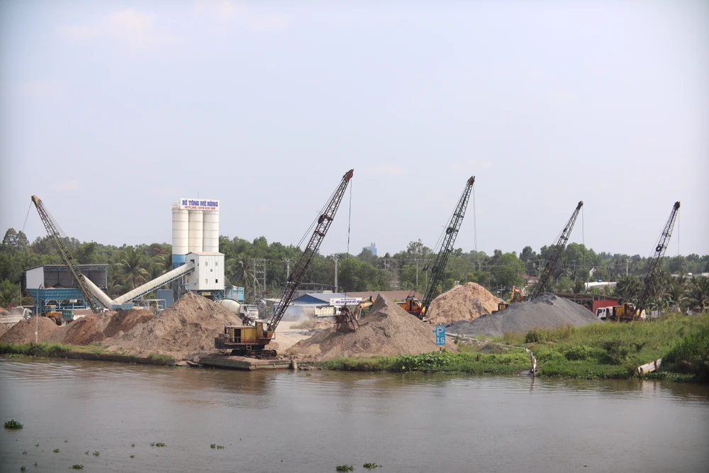 Sở GTVT Long An đang rà soát thủ tục tại các bãi vật liệu dưới cầu Đức Hòa. Ảnh: HD