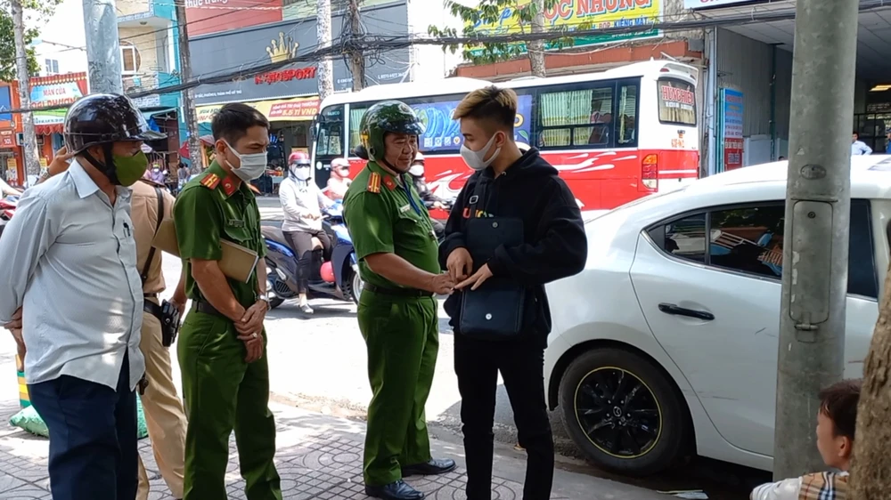 Trên đường bỏ chạy, tài xế chưa có bằng lái gây tai nạn ảnh 1