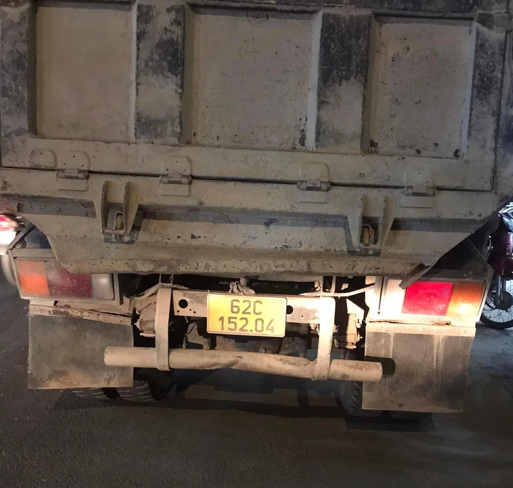Tài xế xe ben rời khỏi hiện trường