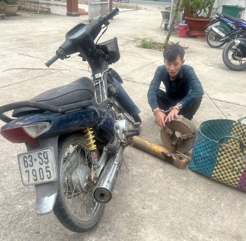 Lê Trọng Nhân bị bắt cùng tang vật. Ảnh: CHÍ TÂM