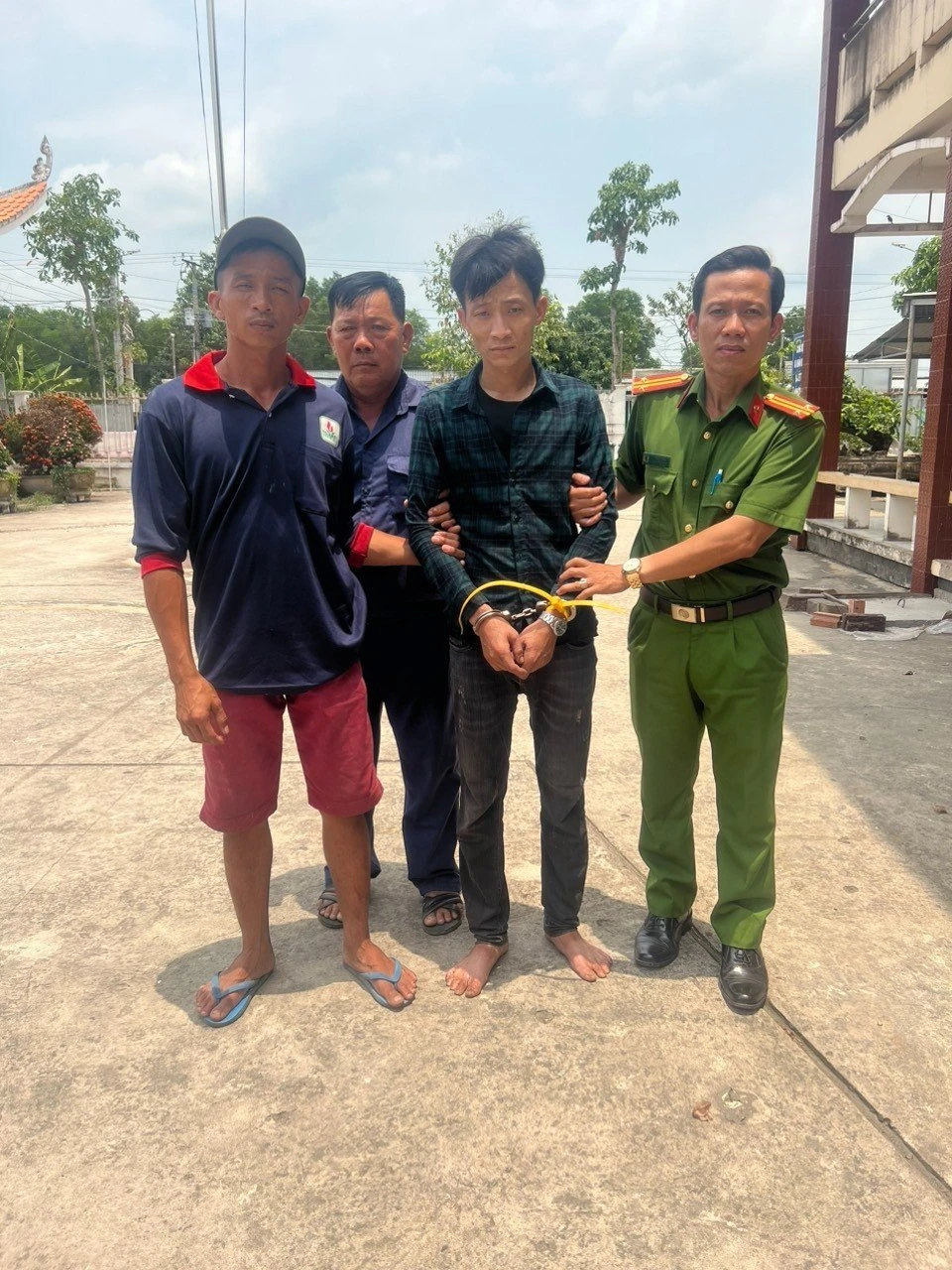 Lực lượng chức năng khống chế bắt giữ Lê Trọng Nhân. Ảnh: CHÍ TÂM