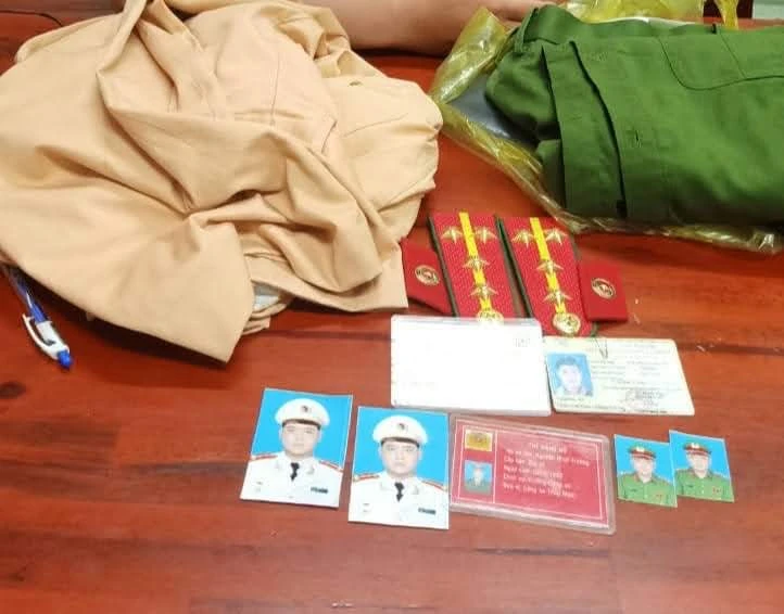 Công an thu giữ một số trang phục của Thi cất giữ. Ảnh: CACC