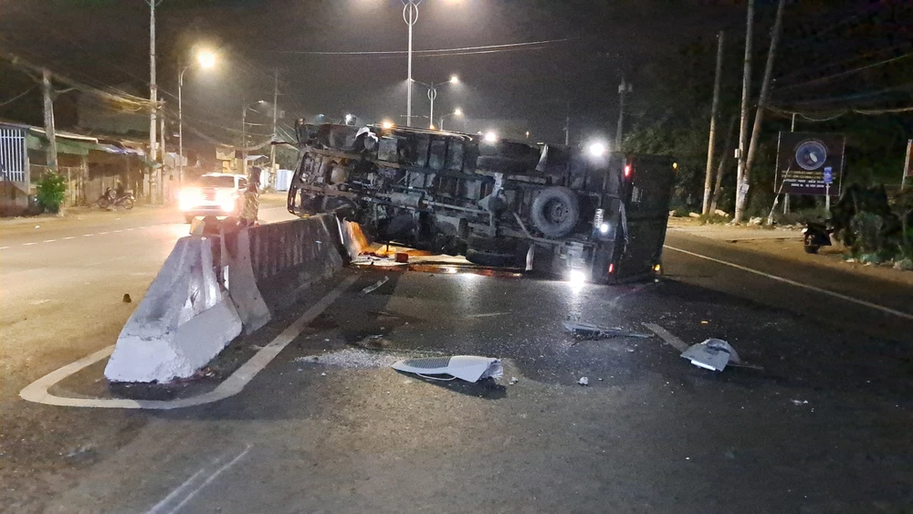 Chiếc xe tải lật nằm ngang trên quốc lộ
