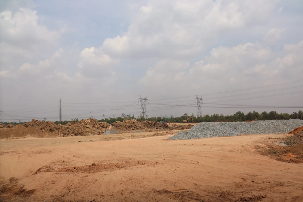 Hạ tầng giao thông huyện Đức Hòa được nâng cấp xây dựng nhằm kết nối dự án các khu công nghiệp. Ảnh: HUỲNH DU