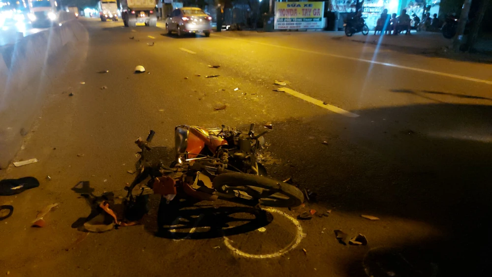 Hiện trường vụ tai nạn, chiếc xe máy đã bị hư hỏng nặng. Ảnh: LÊ DUY
