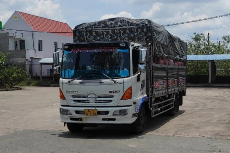 Thanh tra Sở GTVT Long An phát hiện 2 phương tiện có dấu hiệu chở hàng hóa vượt quá trọng tải trên quốc lộ 62. Ảnh: CQCC