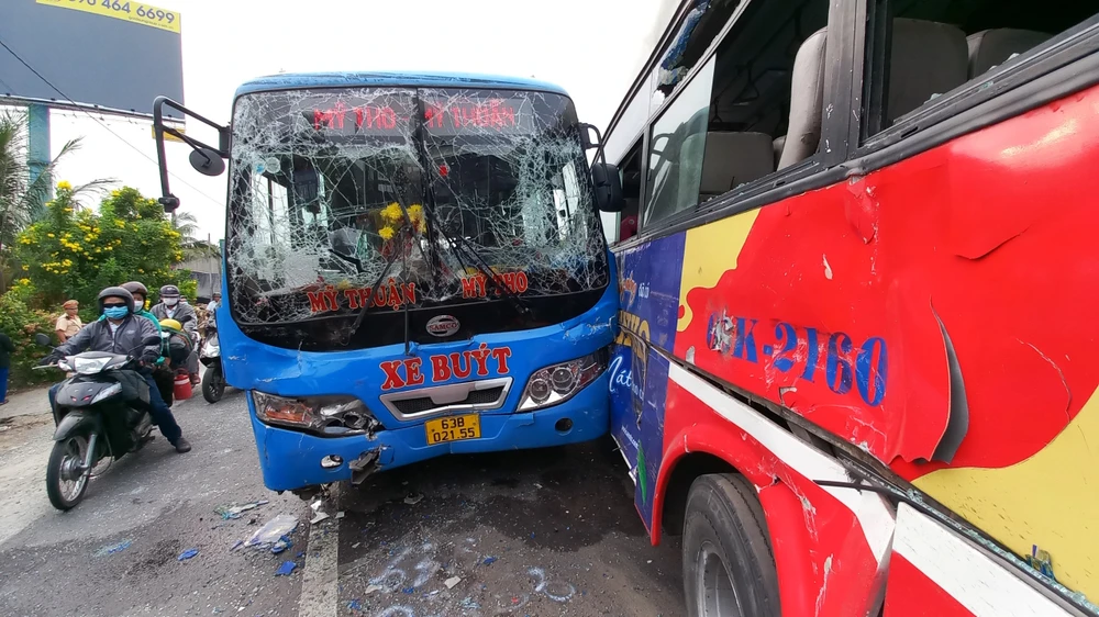 Cú va chạm khiến 2 xe hư hỏng nặng. Ảnh: KIM HƯỚNG