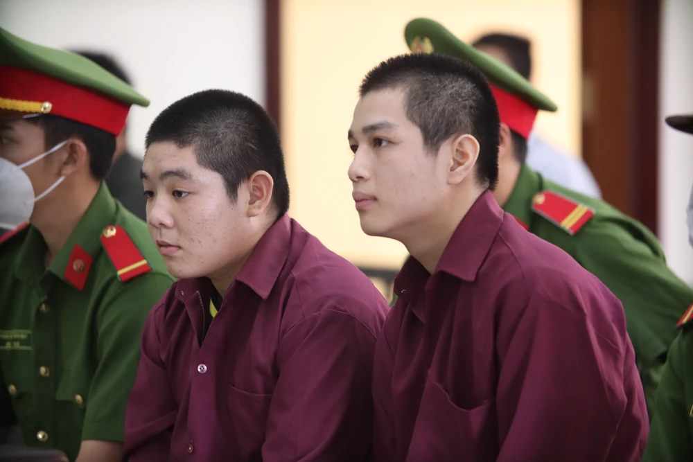 Bị cáo Quang (bên phải) lãnh 17 năm tù và bị cáo Sang (bên trái) lãnh 16 năm tù về tội giết người. Ảnh: HUỲNH DU