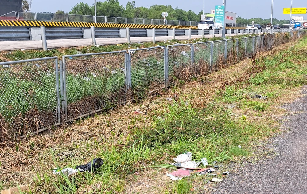 Anh Thịnh phát hiện nhiều CMND, hộ khẩu, con dấu ven đường dân sinh cao tốc