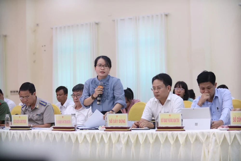 Đại diện Sở NN&amp;PTNT Tỉnh Long An trả lời vấn đề nuôi tôm thẻ chân trắng trên địa bàn. Ảnh: HUỲNH DU