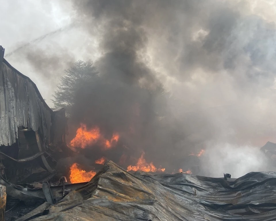 Đám cháy làm thiêu rụi xưởng sản xuất. Ảnh: CTV