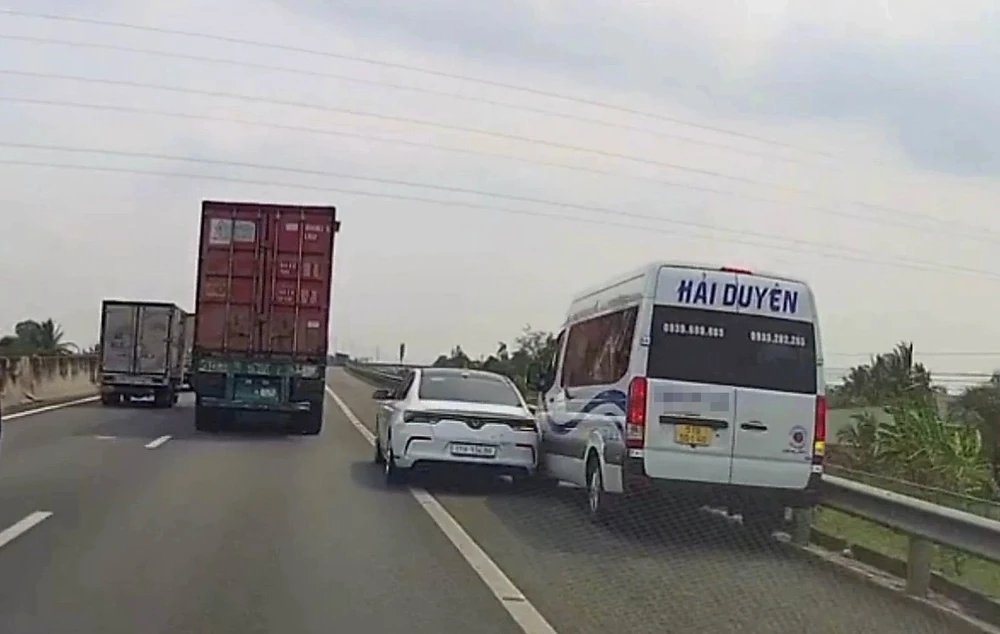 Va chạm trên làn đường khẩn cấp