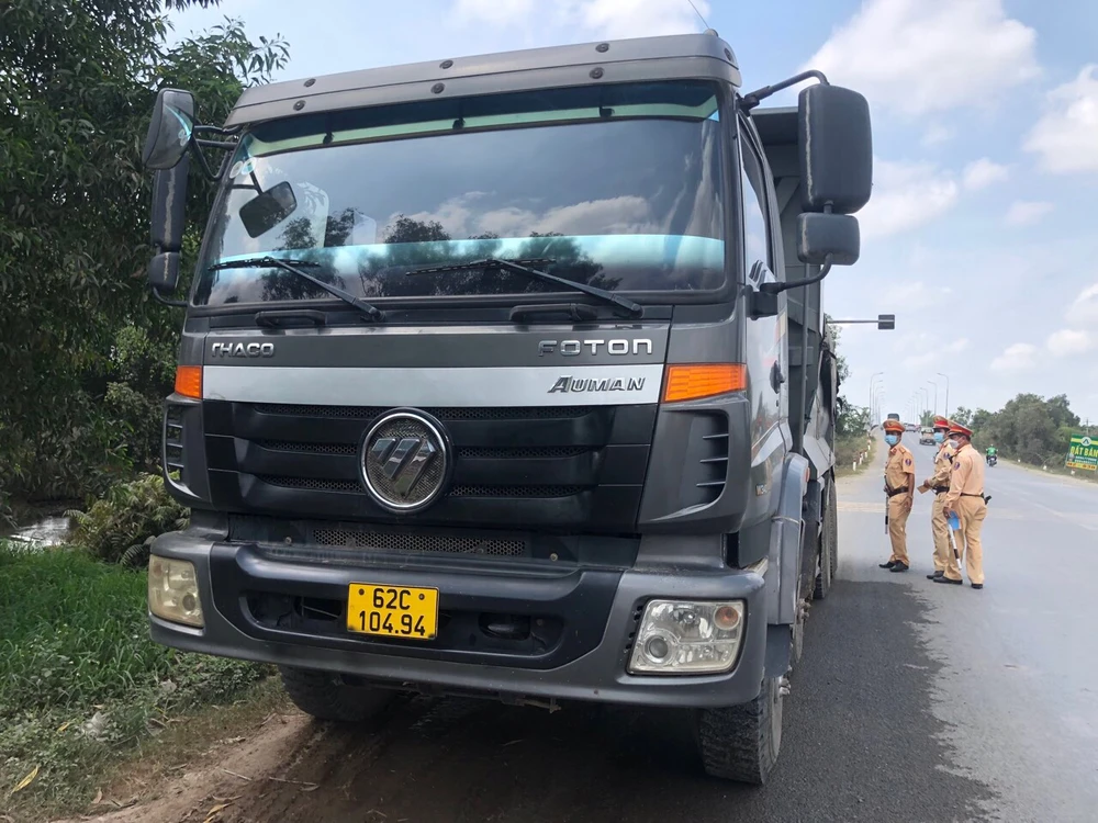 Lực lượng CSGT lập chốt chặn thường xuyên kiểm tra các xe chở cát. Ảnh: HD