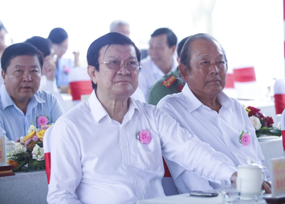 Nguyên Chủ tịch nước Trương Tấn Sang và nguyên Phó Thủ tướng thường trực Chính phủ Trương Hòa Bình đến dự lễ khởi công. Ảnh: HUỲNH DU