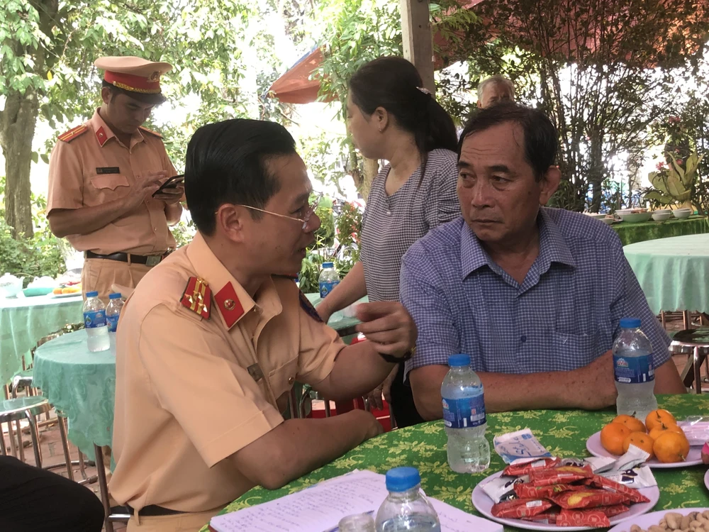 Ông Nguyễn Văn Dư ( Cha Thiếu tá Hào, bên phải ảnh). Ảnh:HD