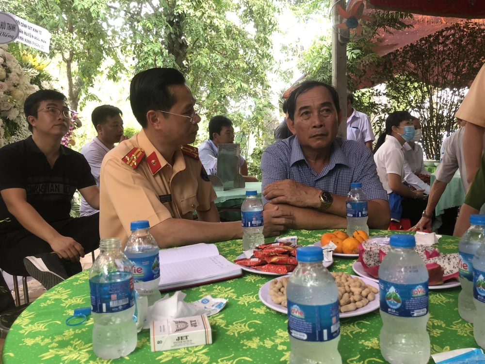 Thượng tá Đinh Thế Anh chia sẻ đau thương với gia đình Thiếu tá Nguyễn Xuân Hào hy sinh trong lúc làm nhiệm vụ. Ảnh: HD