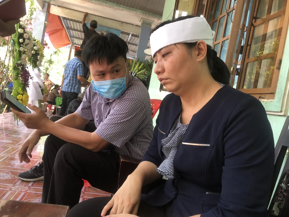 Chị Trần Thị Phương ( Vợ Anh Hào) thất thần khi kể về anh Hào. Ảnh: HD