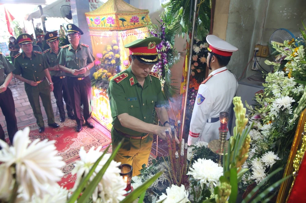 Thứ trưởng Nguyễn Duy Ngọc và đoàn công tác thắp hương và dành phút mặc niệm đồng chí Nguyễn Xuân Hào. Ảnh: HD