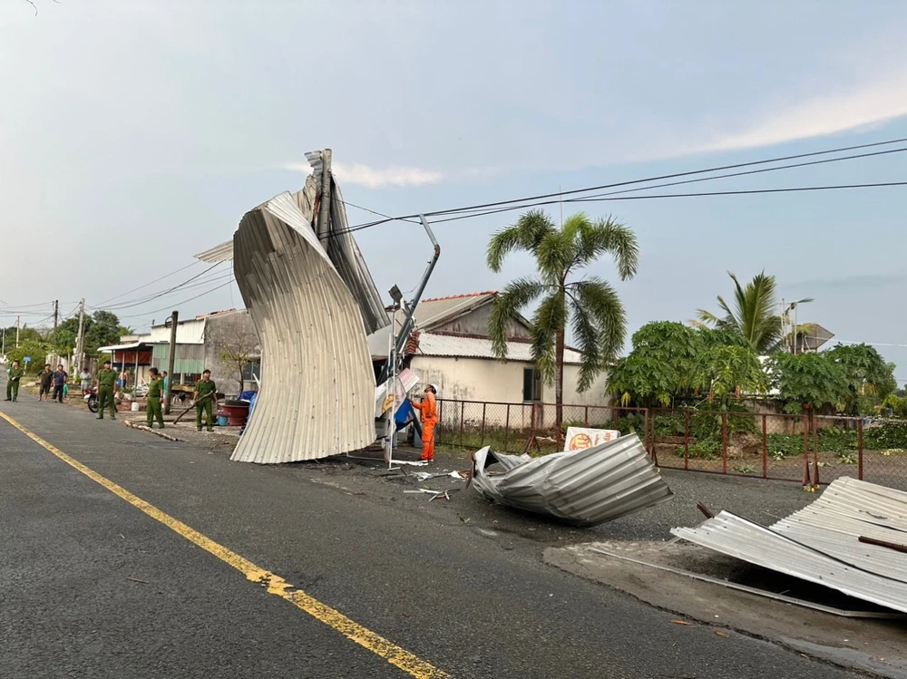 Nhiều mái tole nhà dân bị tốc mái bay ra đường. Ảnh: CTV