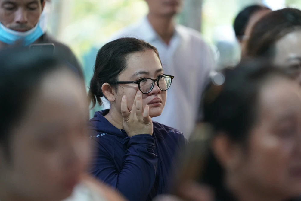 Người thân không thể kìm được nước mắt trong lúc tiễn biệt trung tá Nguyễn Xuân Hào Người thân không thể kìm được nước mắt trong lúc tiễn biệt trung tá Nguyễn Xuân Hào