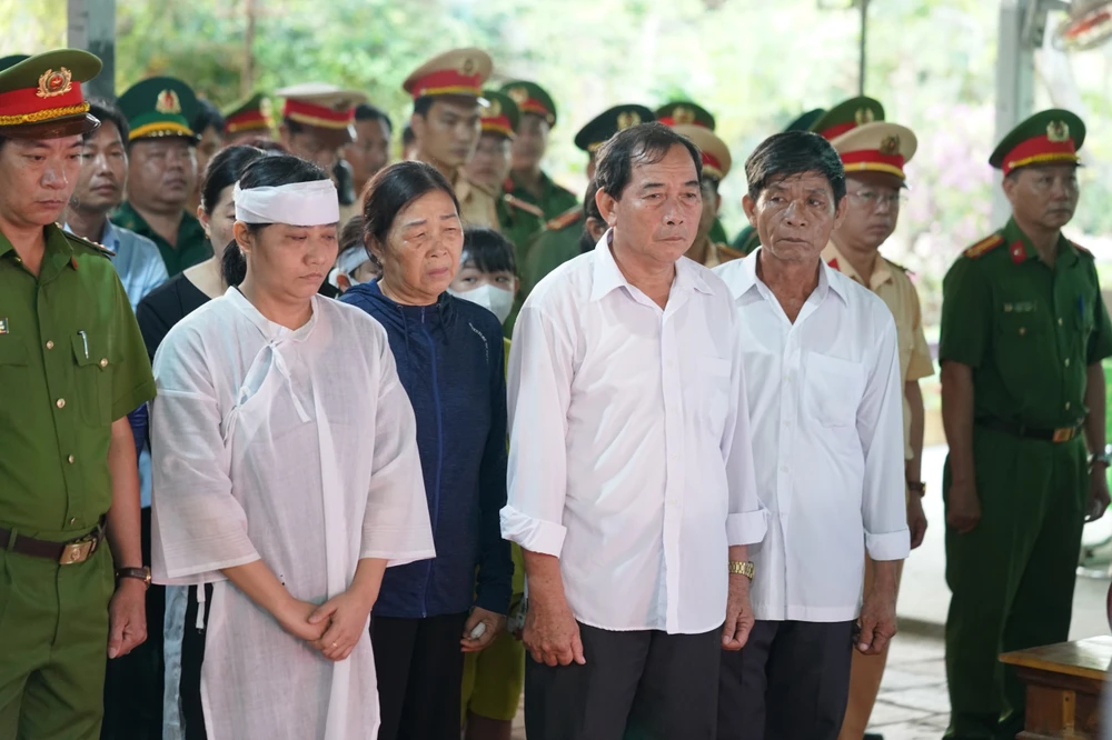 Cha, mẹ, vợ, người thân, đồng đội nghẹn ngào trong lễ tiễn đưa Trung tá Nguyễn Xuân Hào Cha, mẹ, vợ, người thân, đồng đội nghẹn ngào trong lễ tiễn đưa Trung tá Nguyễn Xuân Hào