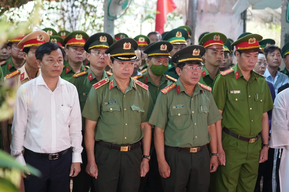 Thiếu tướng Huỳnh Văn Hải, phó cục trưởng cục tổ chức cán bộ - Bộ Công an, Đại tá Nguyễn Văn Hoà- Phó GĐ Công an tỉnh Long An, ông Lê Trường Chinh - Chủ tịch UBND huyện Đức Hoà tiễn đưa trung tá Nguyễn Xuân Hào. Thiếu tướng Huỳnh Văn Hải, phó cục trưởng cục tổ chức cán bộ - Bộ Công an, Đại tá Nguyễn Văn Hoà- Phó GĐ Công an tỉnh Long An, ông Lê Trường Chinh - Chủ tịch UBND huyện Đức Hoà tiễn đưa trung tá Nguyễn Xuân Hào.