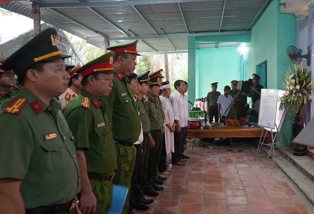 Người thân, đồng đội, dành một phút mặc niệm tiễn đưa đồng chí Nguyễn Xuân Hào. Người thân, đồng đội, dành một phút mặc niệm tiễn đưa đồng chí Nguyễn Xuân Hào.